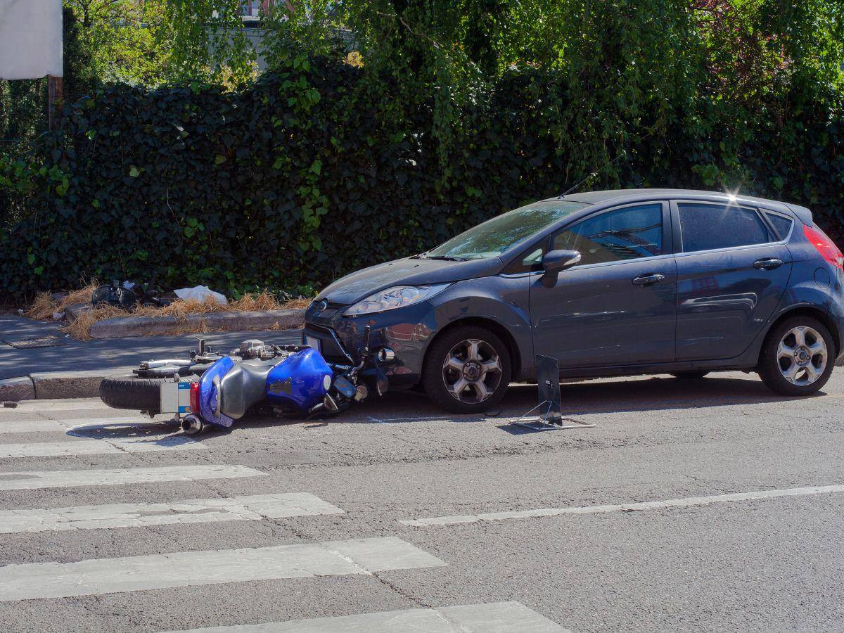 Accidente de motocicleta y auto en Geo City, Geo State