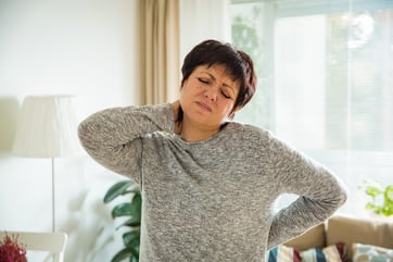 La signora che cerca sollievo dal dolore