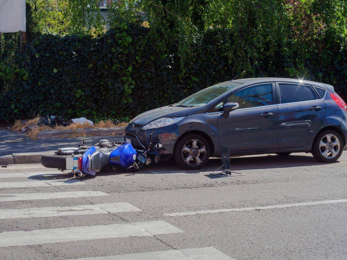 Accidente de motocicleta y auto en Norcross, Georgia