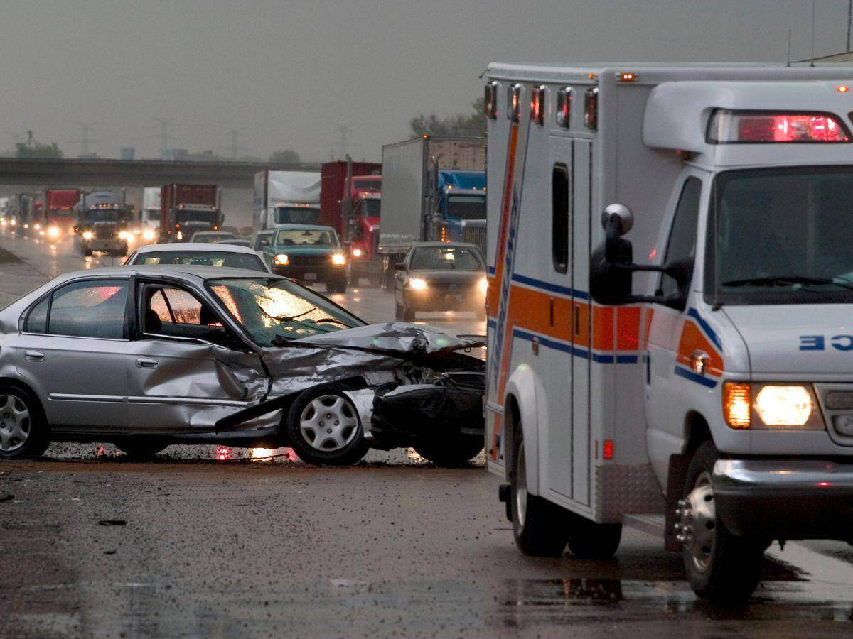 Ambulancia en escena de choque de autos en Norcross, Georgia
