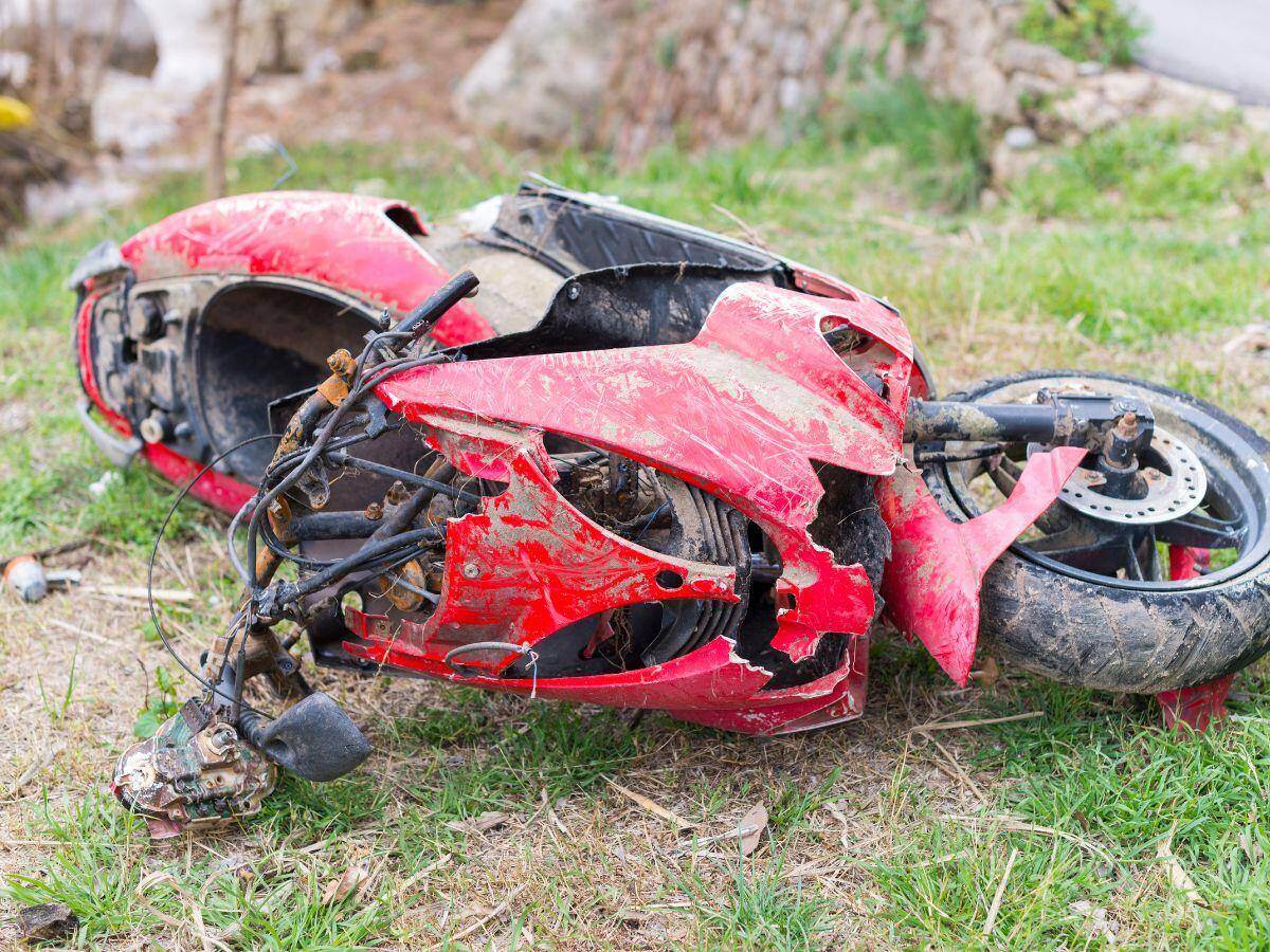 Motocicleta rota fuera de la carretera luego de un accidente en Norcross, Georgia