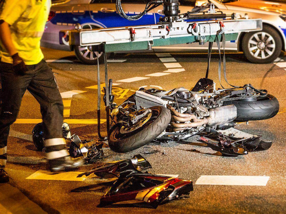 Motocicleta siendo remolcada luego de un accidente en Norcross, Georgia