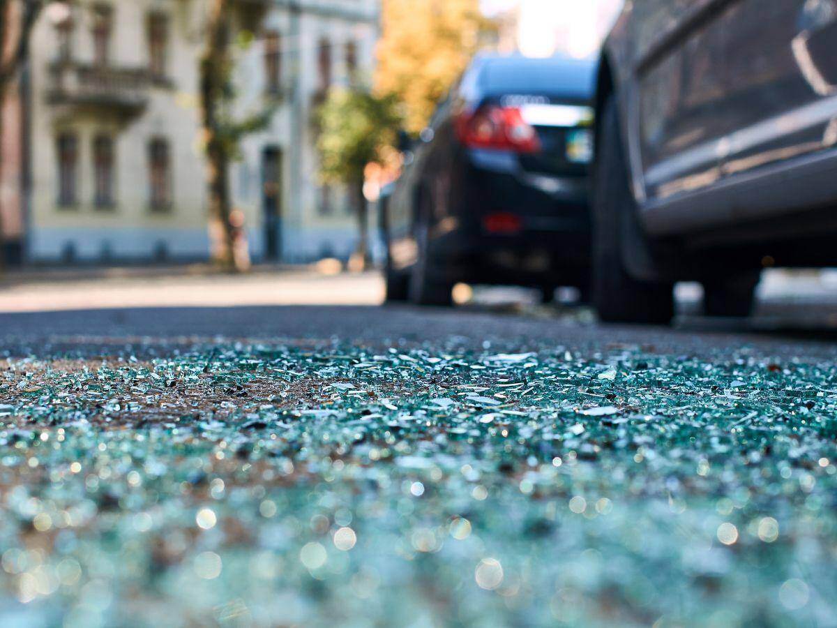 Vidrios quebrados en la calle despues de choque de autos en Savannah, Georgia